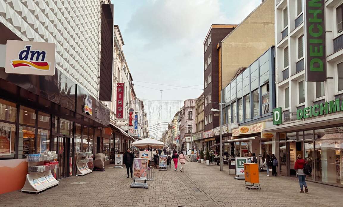 Verkaufsoffener Sonntag in der Oberhausener Innenstadt - Geschäfte wie DM, Deichmann & Woolworth haben geöffnet