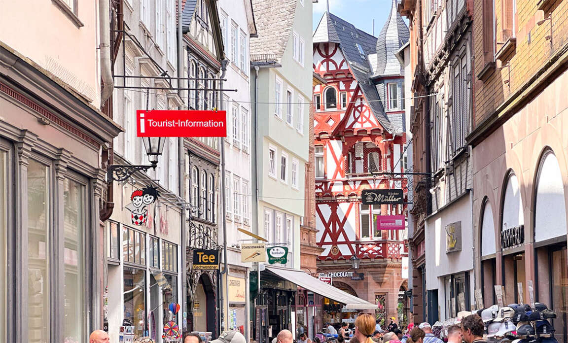Menschen beim Einkauf in der Marburger Innenstadt am verkaufsoffenen Sonntag