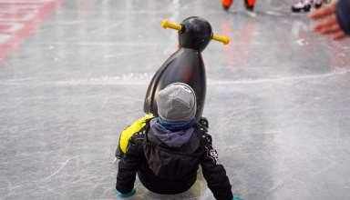 Kind mit Pinguin bei Essen on Ice