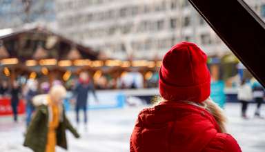 Frau mit roter Mütze bei Essen on Ice